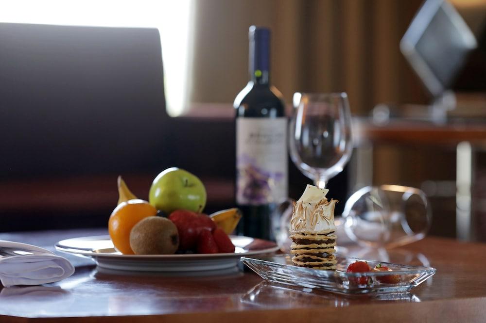 Park Hyatt Mendoza Hotel, Casino&Spa Kültér fotó A bottle of wine and fruit