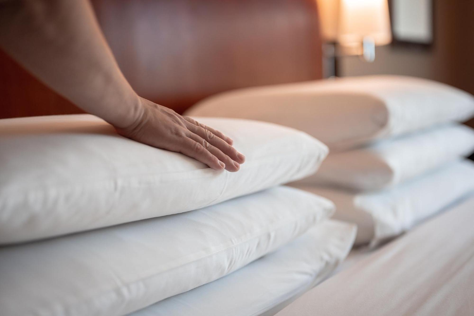 Park Hyatt Mendoza Hotel, Casino&Spa Kültér fotó A hand on a pillow