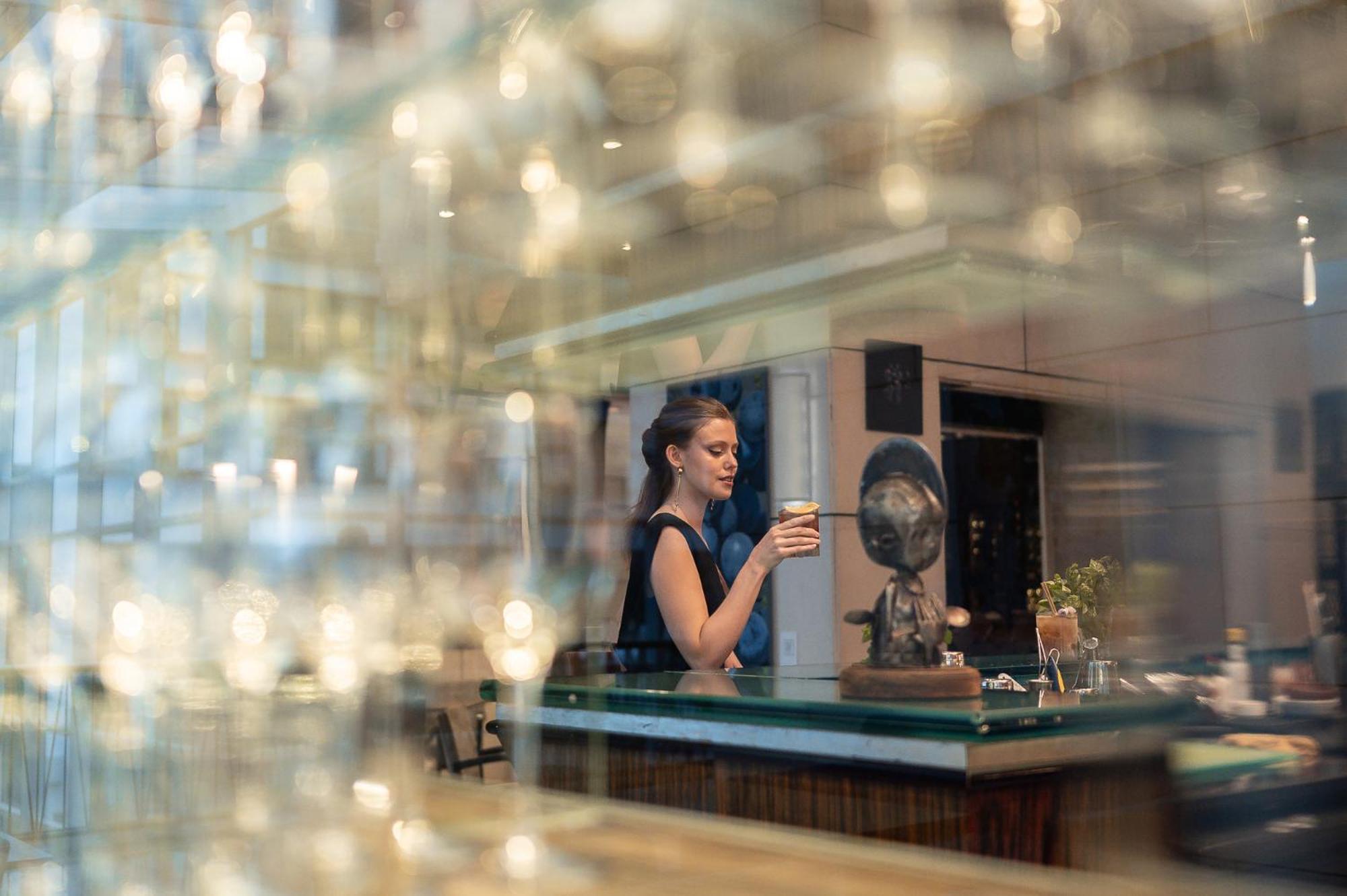 Park Hyatt Mendoza Hotel, Casino&Spa Kültér fotó A woman drinking coffee